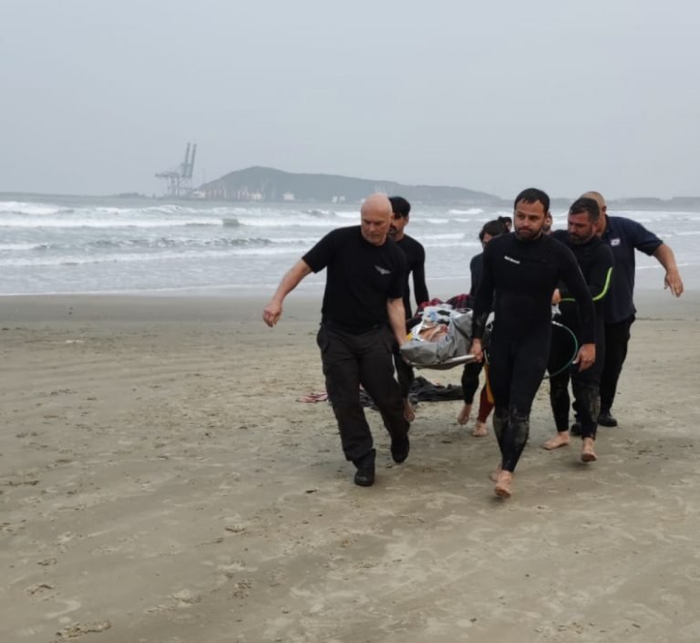 Surfista sofre afogamento em Imbituba e é resgatado em estado crítico