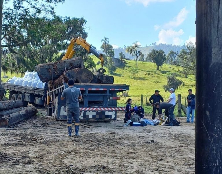 Homem sofre traumatismo craniano ao cair de caminhão em Treze de Maio