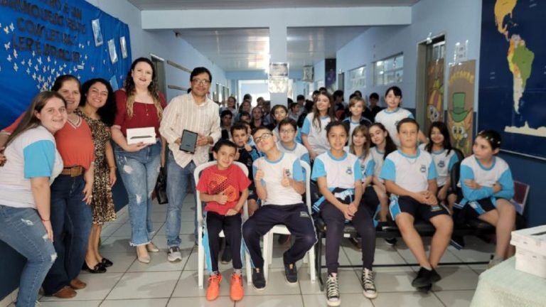 Imbituba entrega 30 tablets para escolas municipais