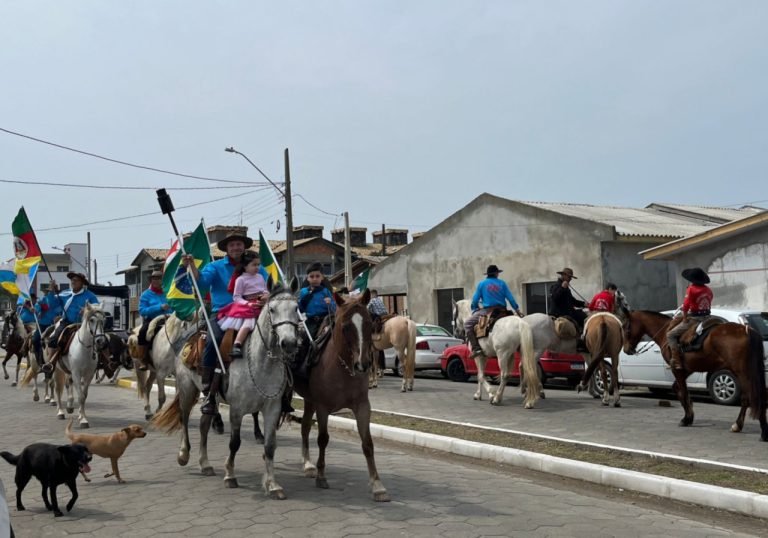 20ª Semana Farroupilha encerra com cavalgada e festa em Balneário Arroio do Silva
