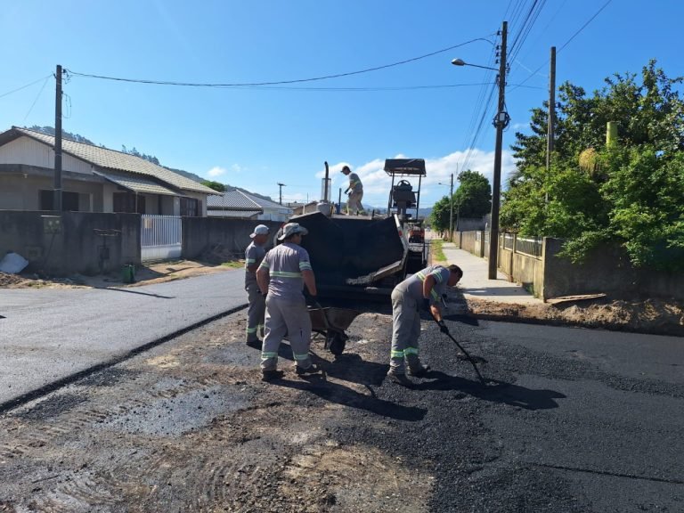 2º trecho da Rua Rafael Luciano é asfaltado em Capivari de Baixo