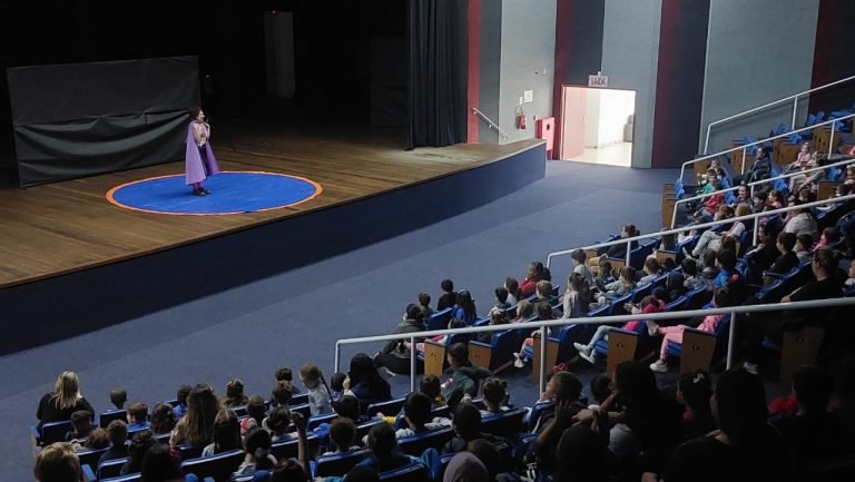 Projeto Roda riso pelas escolas leva teatro para Tubarão