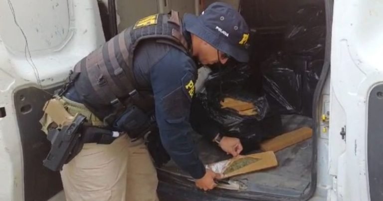 PRF apreende 250 kg de maconha em furgão em Imbituba