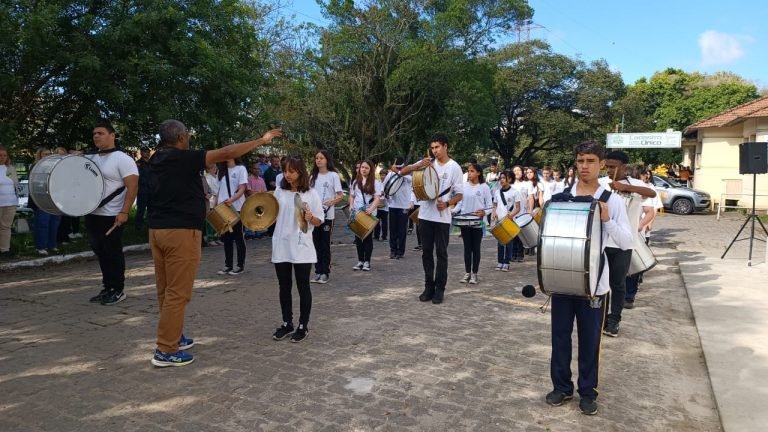Comemorações da Semana da Pátria começam em Capivari de Baixo com hasteamento de bandeiras