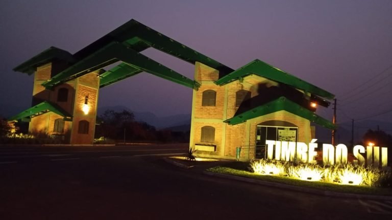Timbé do Sul ilumina pórtico com luzes amarelas para campanha de prevenção ao suicídio