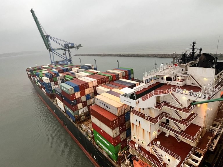 Porto de Imbituba recebe navio equivalente a três campos de futebol