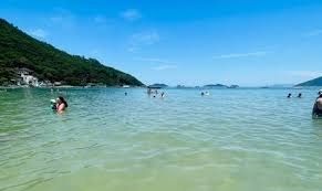 Praia de Florianópolis é a mais poluída por microplásticos no Brasil