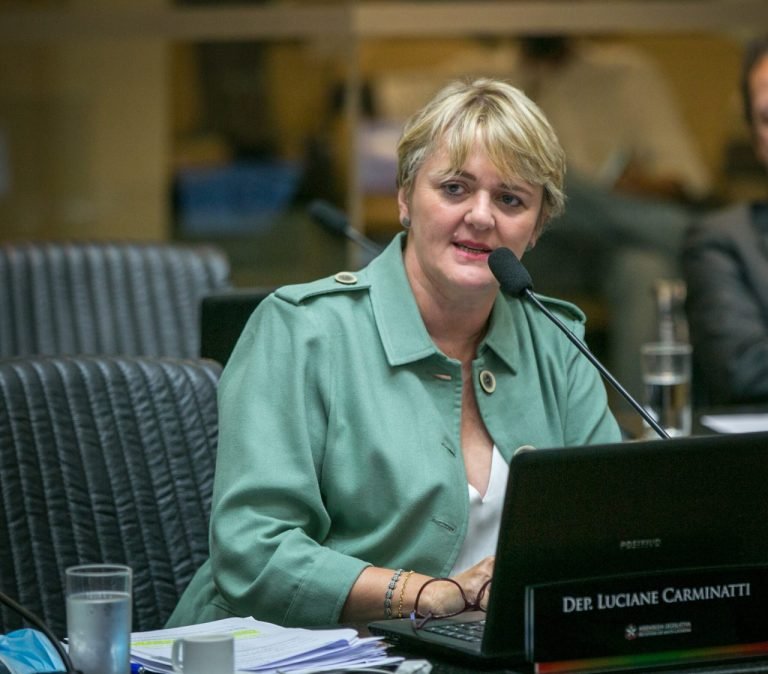 Deputada denuncia risco de perda de milhões em verbas no setor cultural