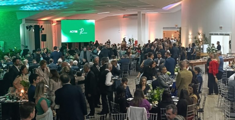 Alexsandro Barbosa assume presidência da ACIT em posse festiva em Tubarão