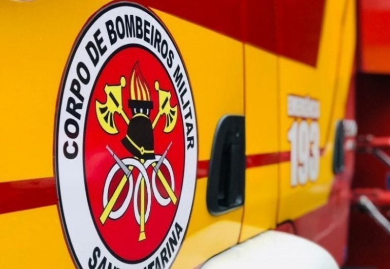 Bombeiros realizam buscas por homem desaparecido no costão da Praia do Rosa, em Imbituba