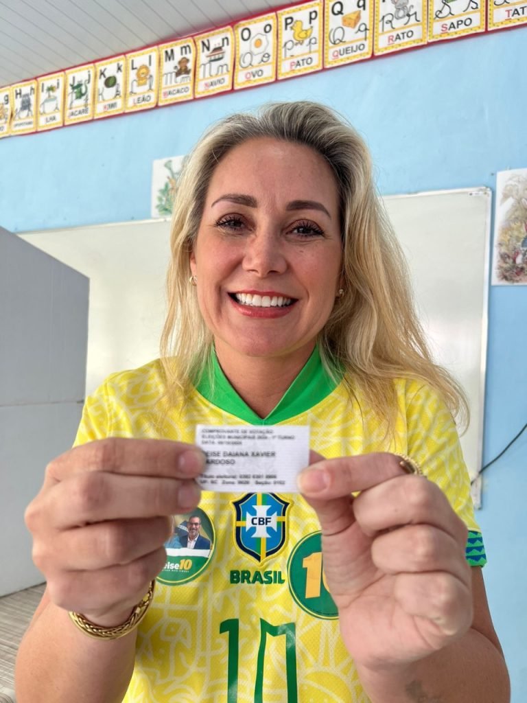 Candidata à prefeitura de Laguna, vereadora Deise Daiana vota neste domingo