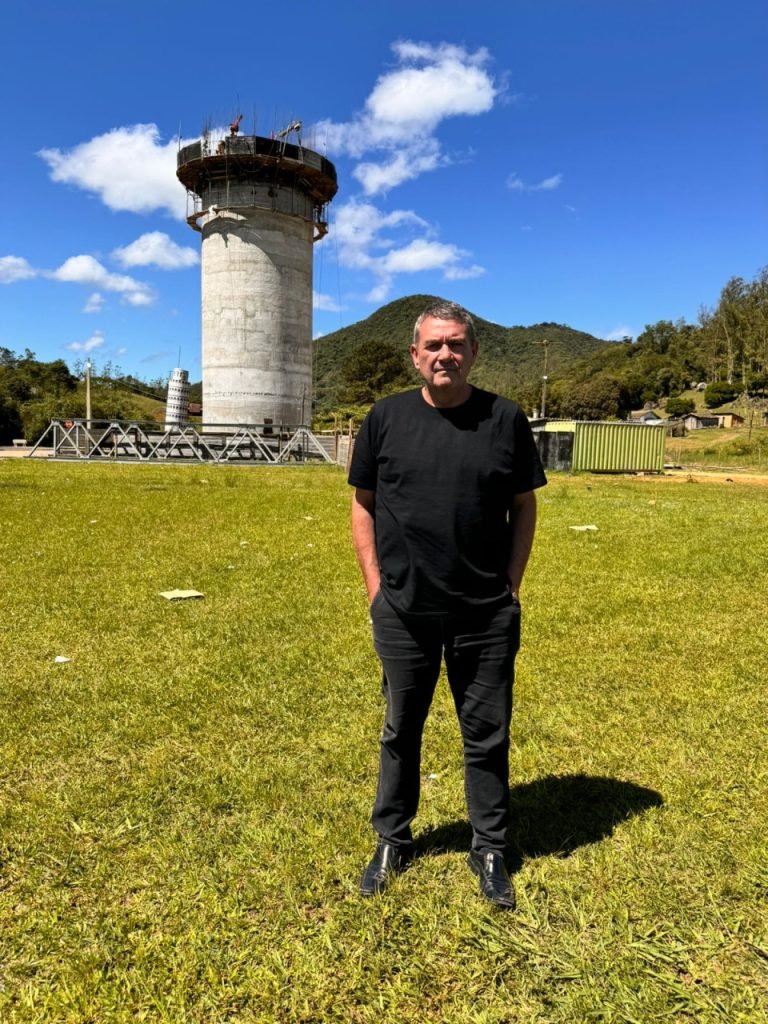 Prefeito de Pedras Grandes anuncia teste de inclinação da Torre de Pisa de Azambuja