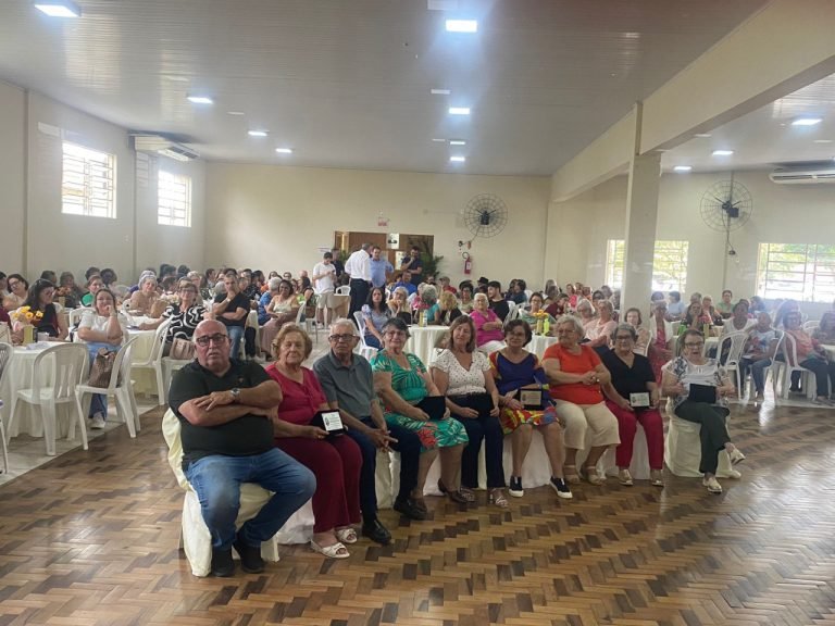 Ex-voluntários e voluntários dos grupos de idosos são homenageados em Capivari de Baixo
