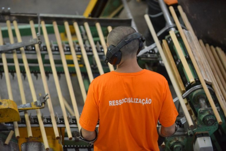 Santa Catarina é referência nacional com 33% dos detentos trabalhando