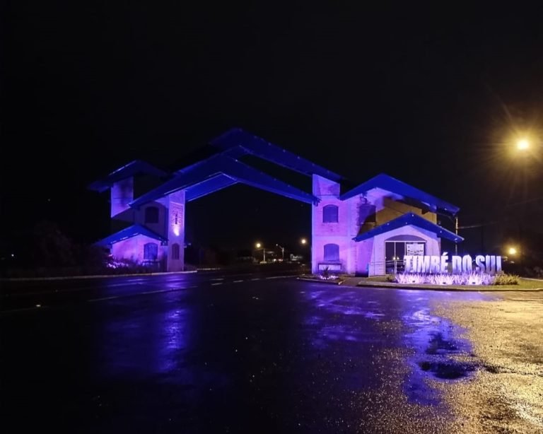 Pórtico de Timbé do Sul se ilumina em rosa para campanha Outubro Rosa