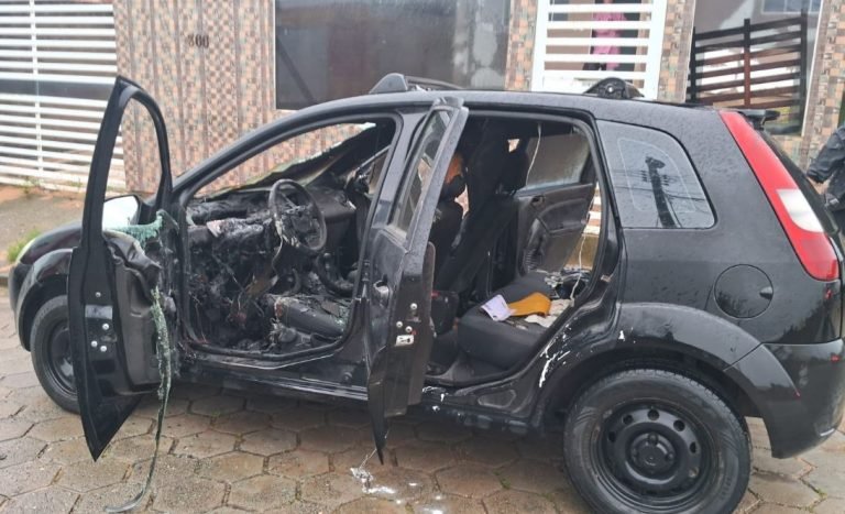 Carro pega fogo em Laguna, mas chamas são rapidamente controladas