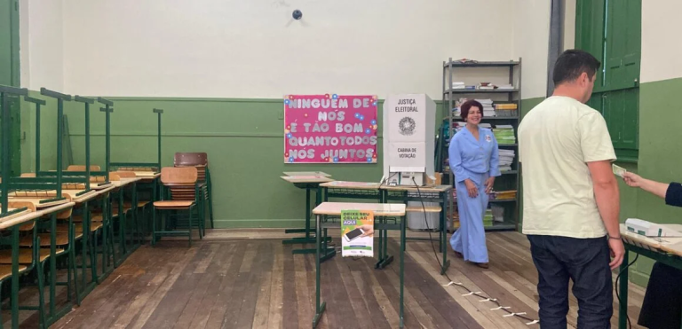 Maristela é a primeira candidata a votar em Tubarão