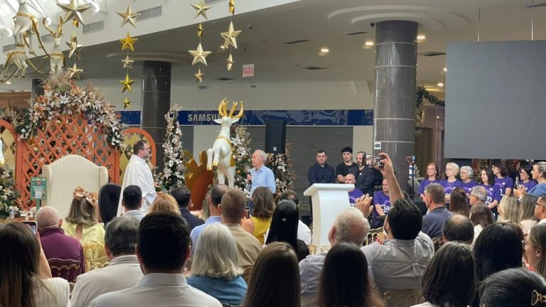 Farol Shopping celebra 18 anos com missa e inauguração da decoração de Natal