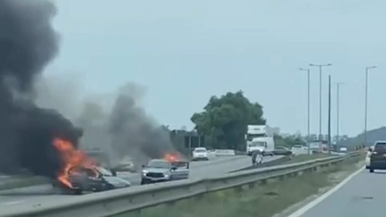 Morte, confrontos com a polícia, incêndios e barricadas em dia de terror na Grande Florianópolis
