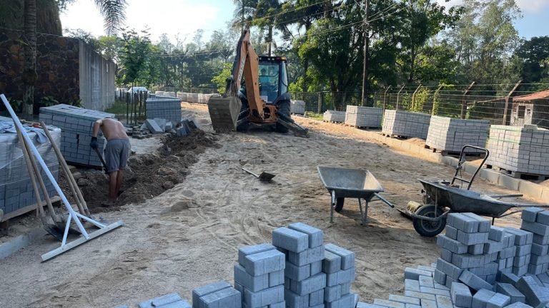 Rua Getúlio Luiz Fernandes passa por transformação com pavimentação de paver em Gravatal