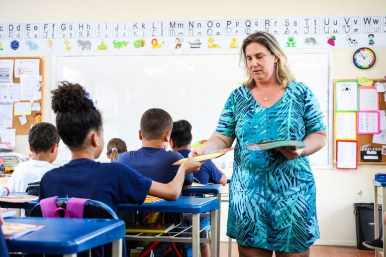 Alesc aprova proposta de valorização e descompactação salarial dos professores estaduais