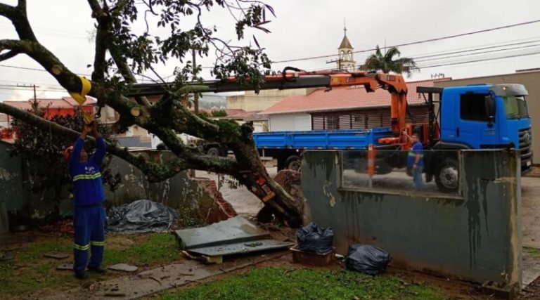 Ventania e chuva forte causam estragos em Tubarão
