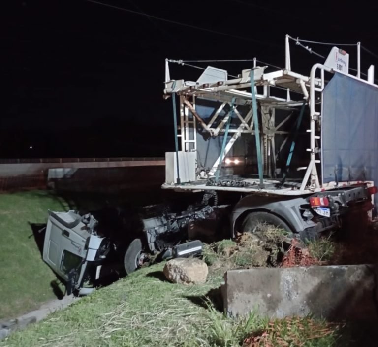 Motorista de carreta sofre acidente após mal súbito em Capivari