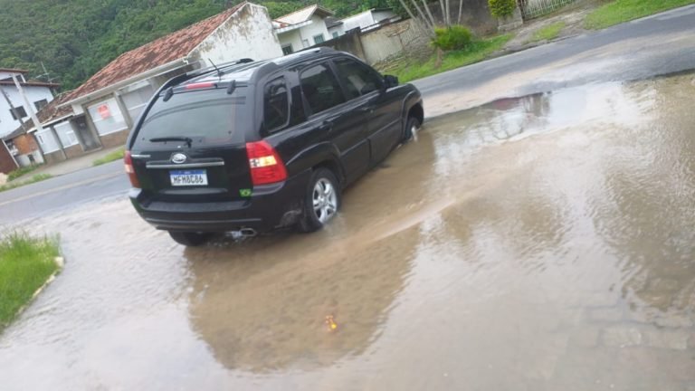 Rompimento de adutora compromete abastecimento em Imbituba