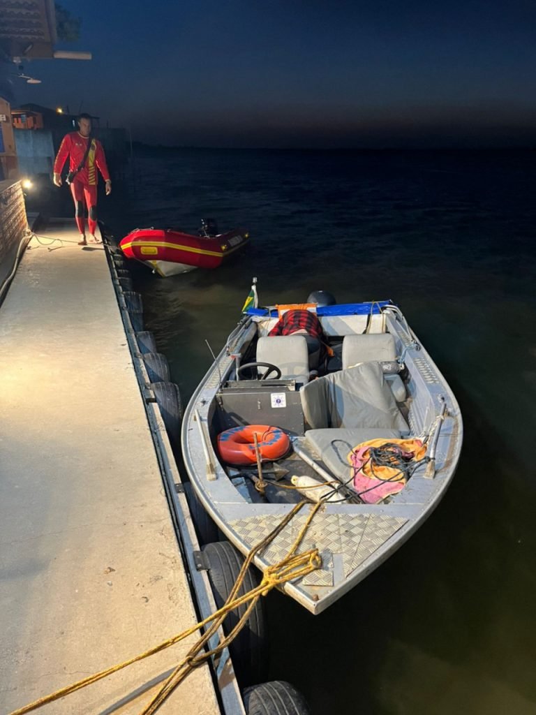 Embarcação à deriva em Laguna mobiliza resgate dos bombeiros