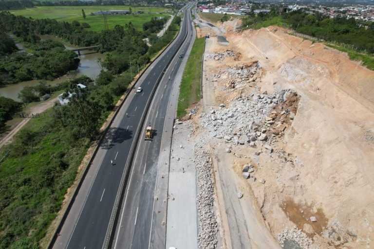 Nova etapa de detonação interdita BR-101 em Capivari de Baixo nesta terça (19)