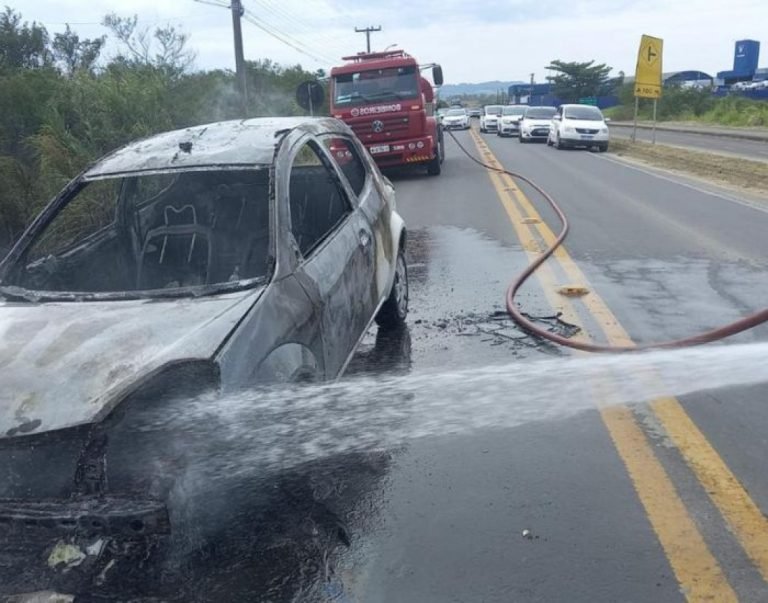 Incêndio destrói veículo na SC-445 em Morro da Fumaça