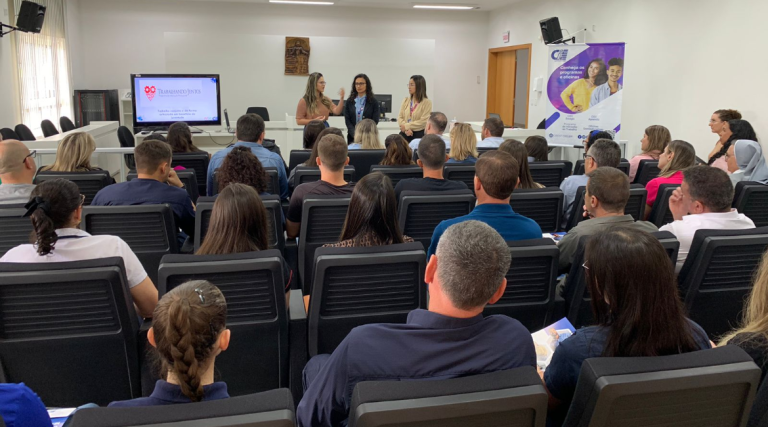 Inserção de adolescentes vulneráveis no mercado é tema de reunião em Turvo