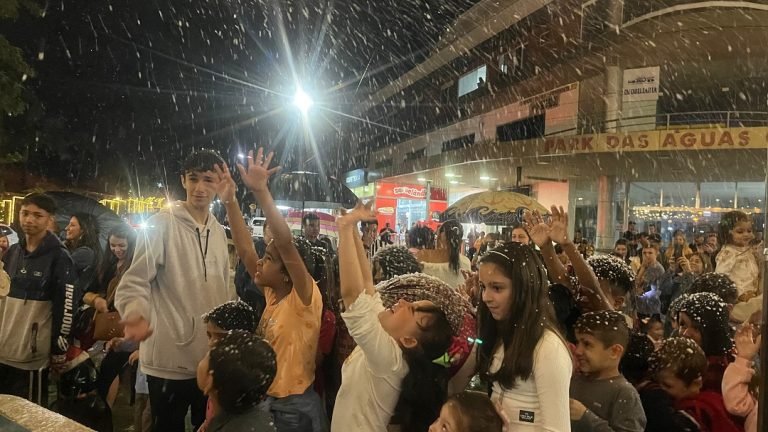 Gravatal celebra Natal com neve artificial, desfile e show de luzes