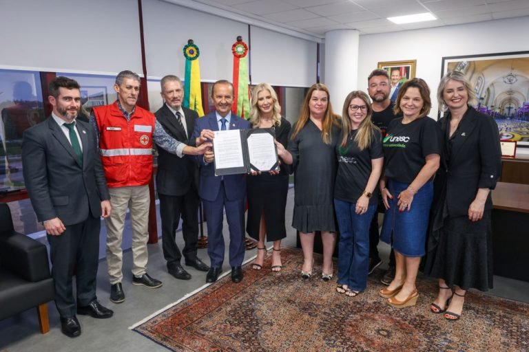 Governador sanciona lei de programa que distribui medicamentos gratuitamente à população