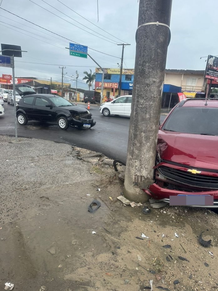 Motorista foge após colisão entre dois carros em Criciúma