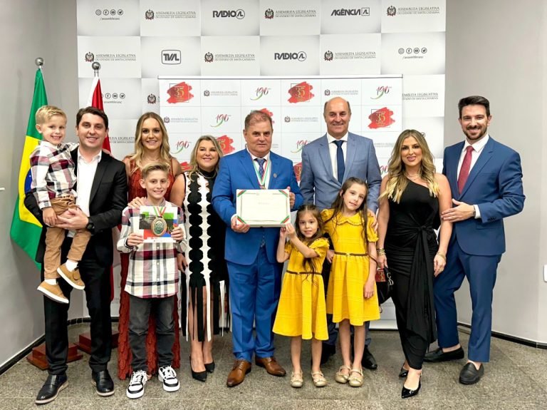 Mário Cardoso, fundador da Baly Brasil, recebe a Comenda do Legislativo Catarinense