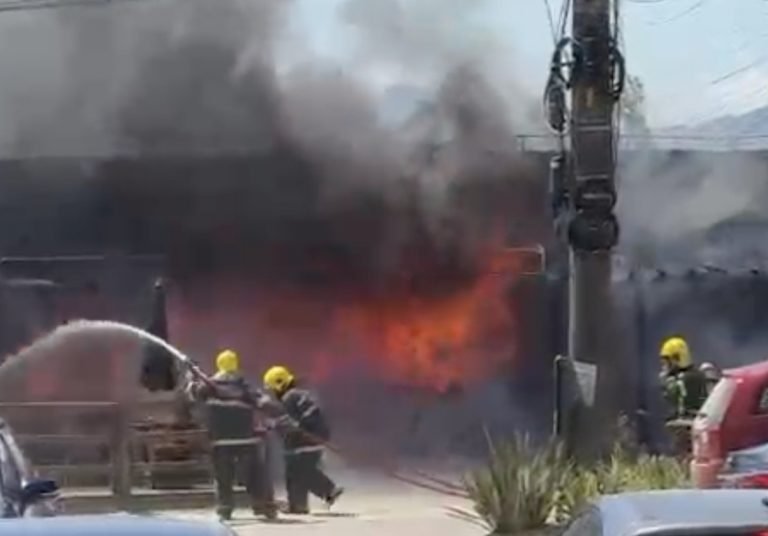 Incêndio destrói prédio comercial em Imbituba, mas ninguém se feriu