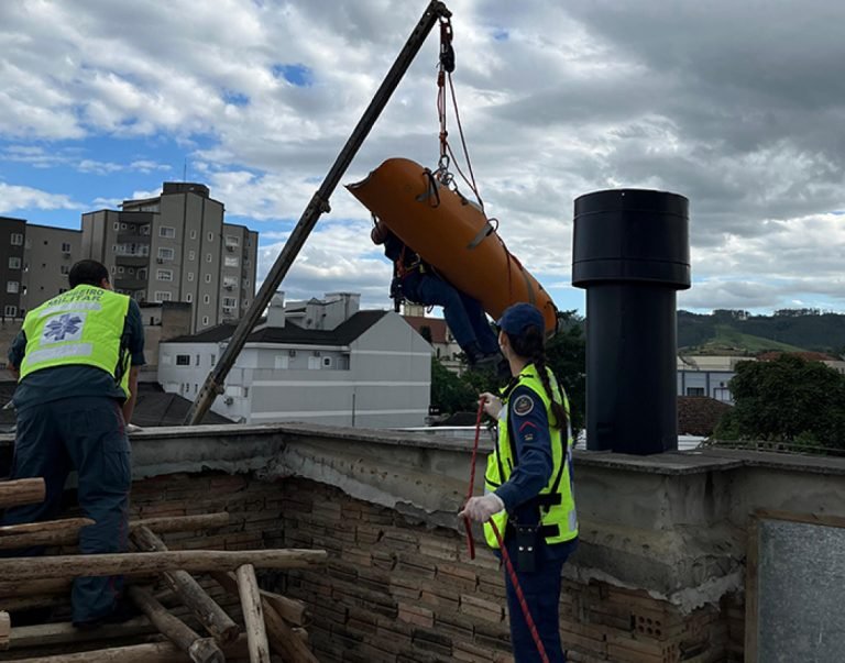 Trabalhador é resgatado de prédio em Braço do Norte após acidente com viga
