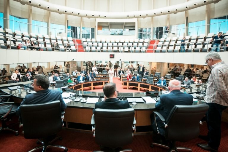 Pelo Estado: Pacote de projetos e mudanças no Universidade Gratuita