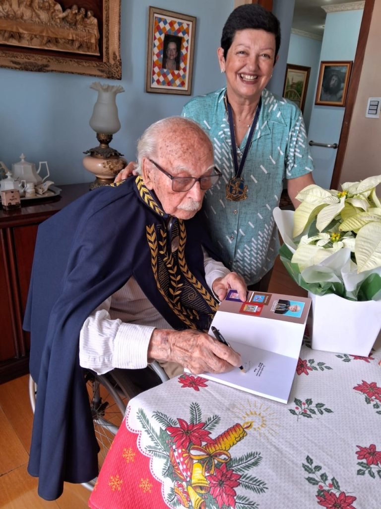 Escritor mais idoso do mundo é de Tubarão e lança novo livro