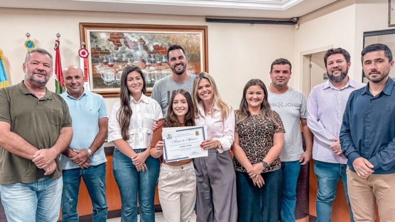 Jovem de Capivari de Baixo é homenageada por suas conquistas acadêmicas e esportivas