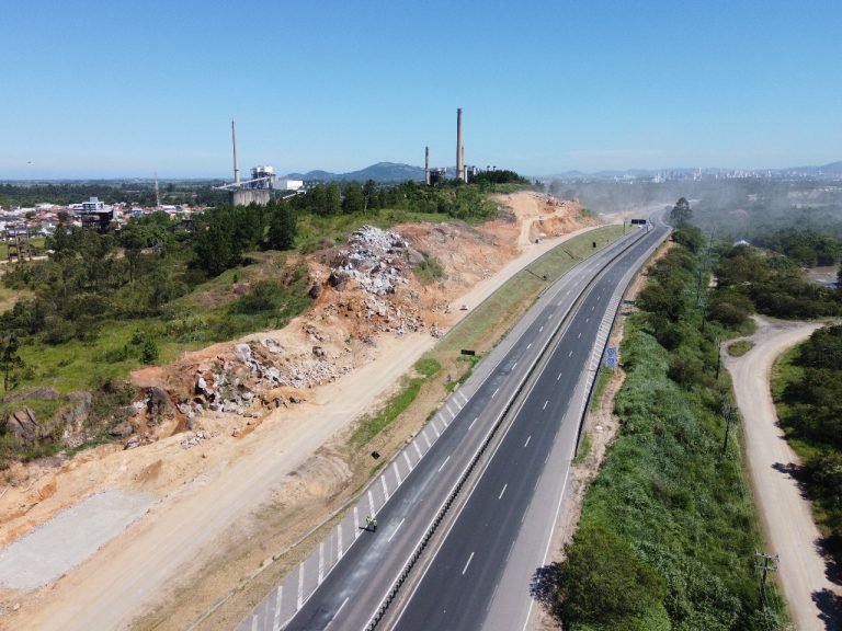 Detonação de rochas interromperá tráfego na BR-101 Sul nesta terça-feira