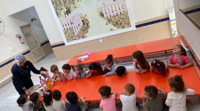 Crianças de creche em Capivari vivenciam o Natal com bolachas temáticas