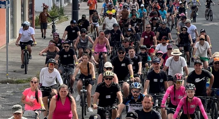Passeio ciclístico Natal Verão encanta Araranguá com solidariedade