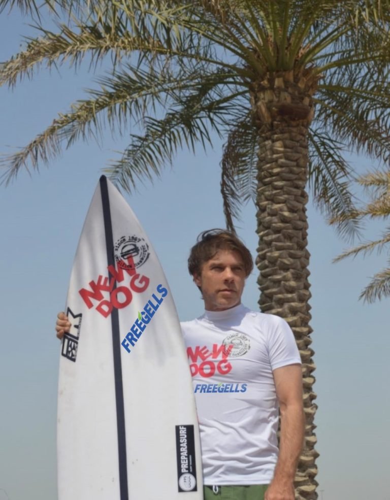 Atleta que treinou em SC busca novo recorde mundial de surf em Abu Dhabi