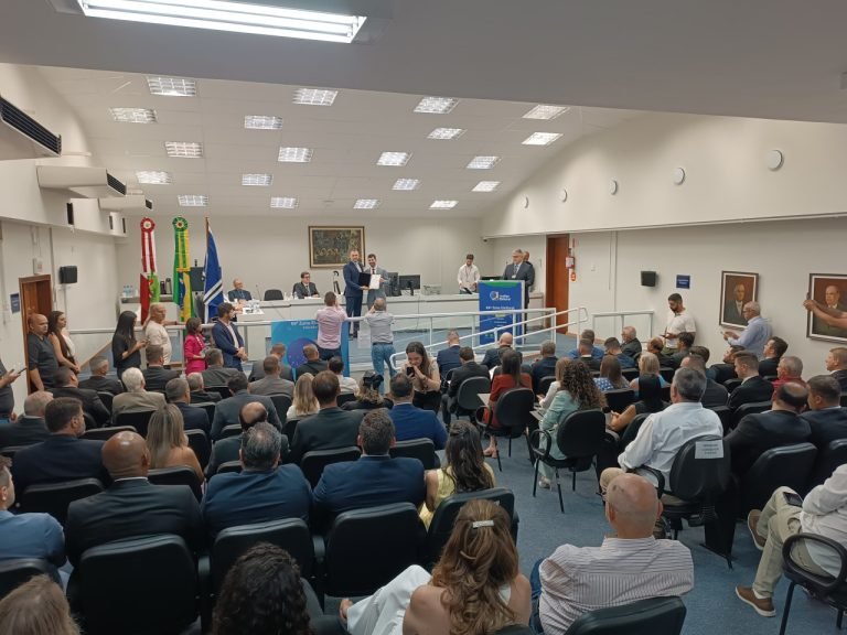 Mais de 50 políticos de Tubarão e região são diplomados em cerimônia oficial