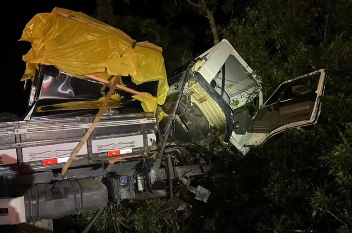 Caminhão perde freio e fica pendurado em acidente na Serra do Rio do Rastro