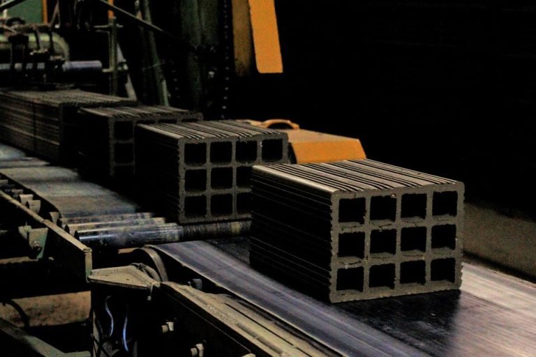 Fumacense transforma cinzas de casca de arroz em tijolos sustentáveis