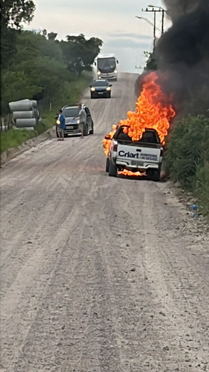 Caminhonete de marmoraria pega fogo no acesso à Praia do Sol