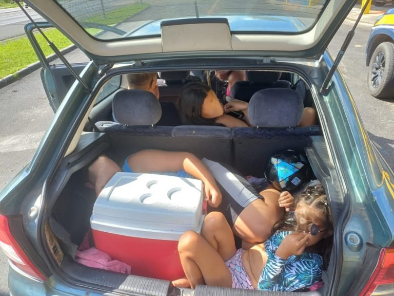 Pai é flagrado levando filhos no porta-malas em viagem para praia